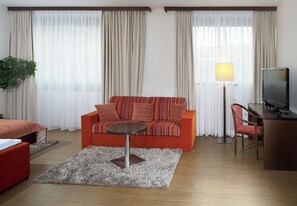 Rom – deluxe, tekjøkken | Safe på rommet, skrivebord og skrivebord for bærbar PC