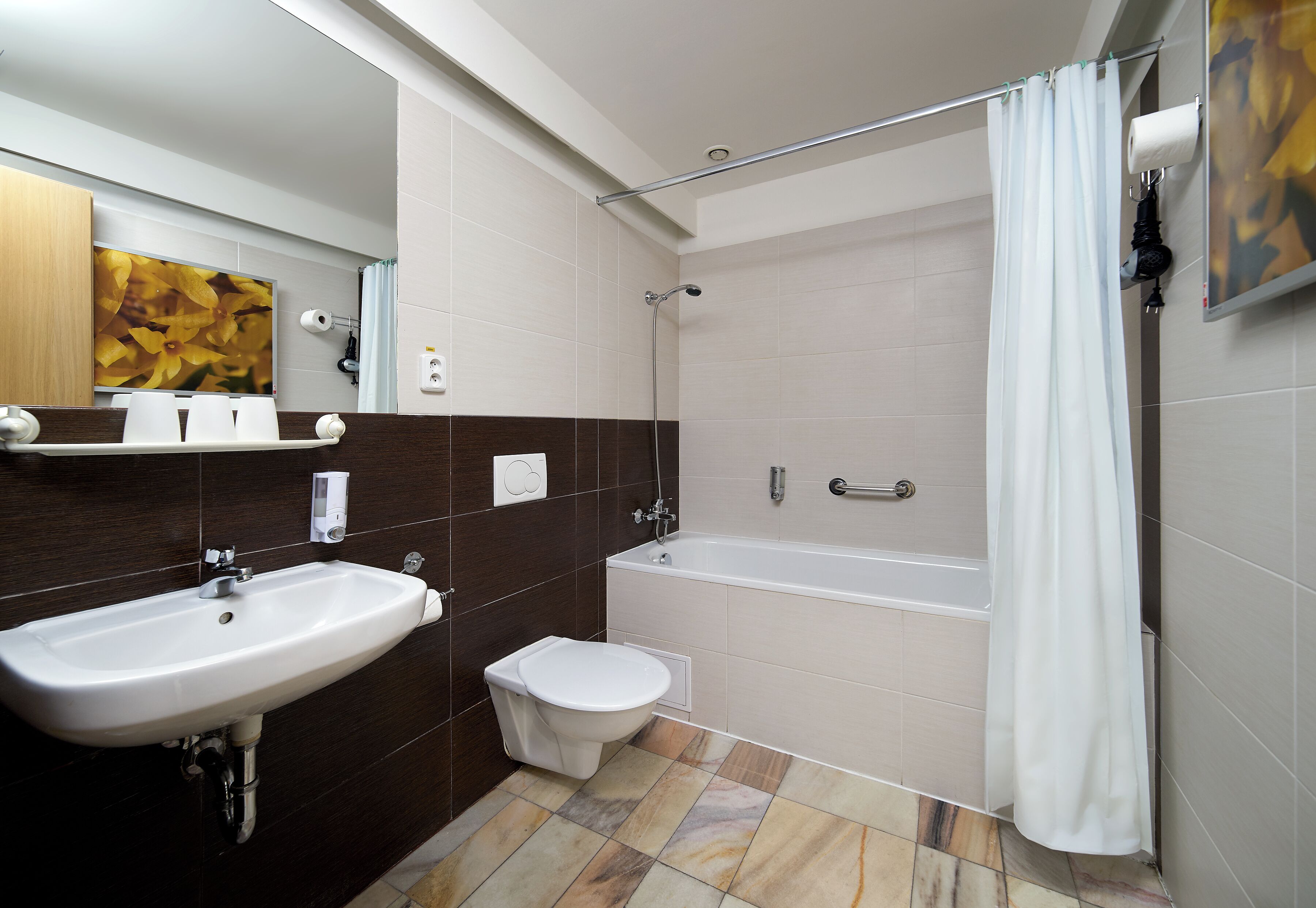 Ein modernes Badezimmer mit Waschbecken, Toilette und Badewanne.