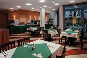 Café da manhã com buffet grátis todos os dias