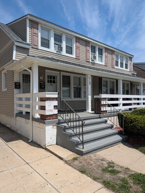 Exterior - Lovely 4-bedroom house by the beach. (Belmar)