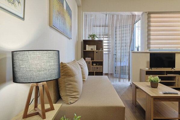 Apartment, 1 Bedroom, Balcony, City View | Living room | Books - Zeusplace Aphrodites Sanctuary 2 (Katerini)