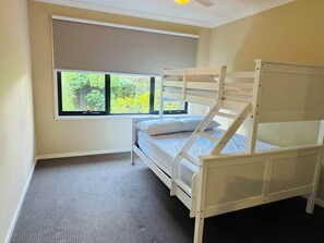 5 Schlafzimmer, Schreibtisch, Bügeleisen/Bügelbrett, WLAN