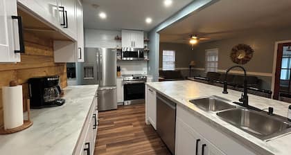 NEW in Suwannee 5-bedroom with 11+ beds with Free boat slip and trailer parking