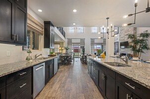 Private kitchen | Fridge, oven, coffee/tea maker, toaster