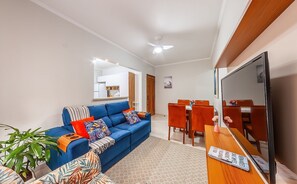 Living area - Charmoso Apto com piscina no Caiçara (Praia Grande)