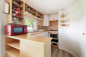 Een koelkast, een magnetron, een oven, een kookplaat