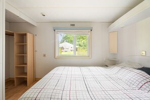 2 slaapkamers, een strijkplank/strijkijzer, beddengoed
