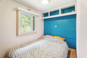 2 habitaciones, tabla de planchar con plancha y ropa de cama 