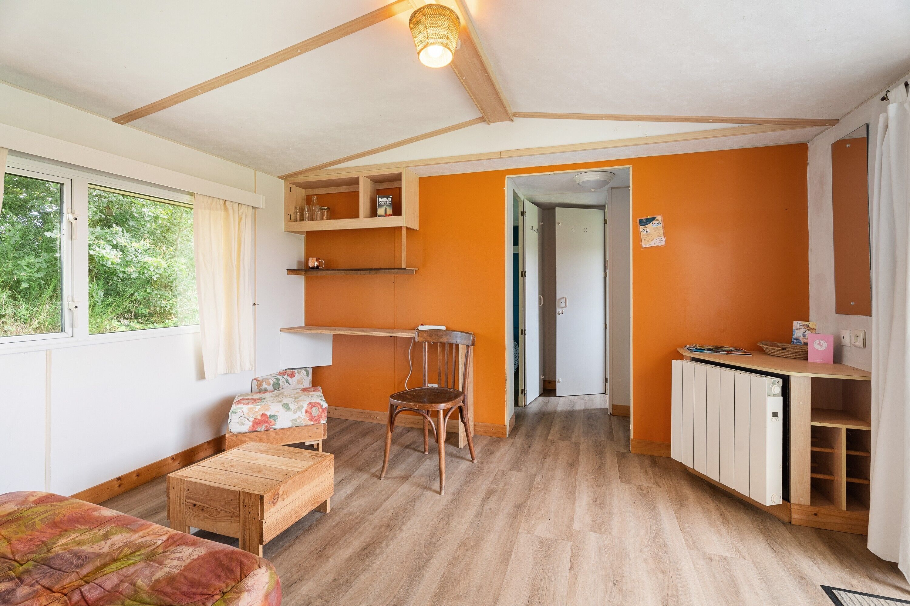 2 bedrooms, iron/ironing board, bed sheets