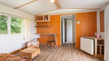 2 bedrooms, iron/ironing board, bed sheets