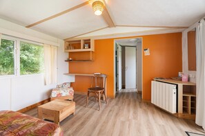 2 habitaciones, tabla de planchar con plancha y ropa de cama 