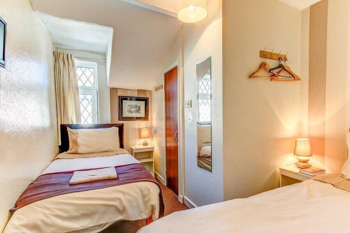 Habitación básica con 2 camas individuales | Wifi