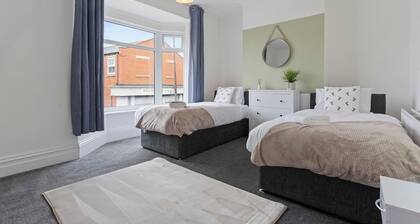 Spacious House • Sleeps 9 • Town Centre • Free Parking • Fast WiFi