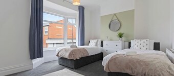 Spacious House • Sleeps 9 • Town Centre • Free Parking • Fast WiFi