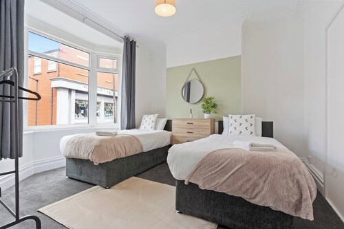 Spacious House • Sleeps 9 • Town Centre • Free Parking • Fast WiFi