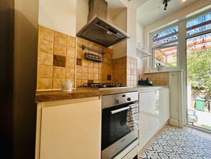 Comfort Apartment, Multiple Beds, Non Smoking (Flat B) | Private kitchen | Microwave, stovetop, cookware/dishes/utensils - Rest Boutique Golders Green (London)