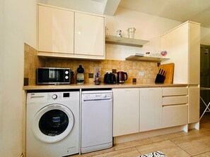 Comfort Apartment, Multiple Beds, Non Smoking (Flat B) | Private kitchen | Microwave, stovetop, cookware/dishes/utensils - Rest Boutique Golders Green (London)