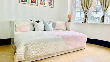 Apartemen Kota, 1 Tempat Tidur Double dengan tempat tidur Sofa, Bebas Asap Rokok (Flat A) | Area keluarga