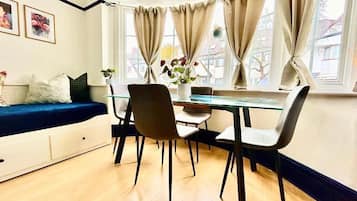 Apartemen Kota, 1 Tempat Tidur Double dengan tempat tidur Sofa, Bebas Asap Rokok (Flat A) | Area keluarga