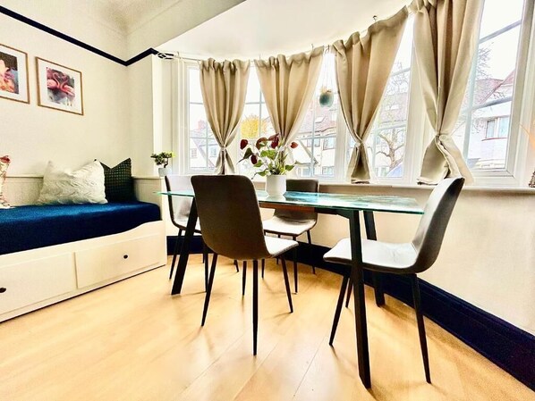 Apartament urbà, 1 llit doble i sofà llit, no fumadors (Flat A) | Sala d'estar