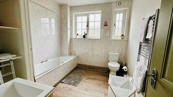 Apartamento conforto, várias camas, para não fumantes (Flat B) | Banheiro | Sabonete, shampoo, papel higiênico