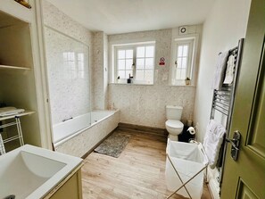 Apartamento conforto, várias camas, para não fumantes (Flat B) | Banheiro | Sabonete, shampoo, papel higiênico 