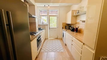 Apartamento conforto, várias camas, para não fumantes (Flat B) | Cozinha privada | Micro-ondas, cooktop, cafeteira/chaleira, chaleira elétrica