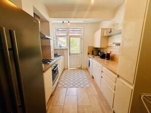 Apartamento conforto, várias camas, para não fumantes (Flat B) | Cozinha privada | Micro-ondas, cooktop, cafeteira/chaleira, chaleira elétrica