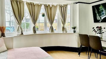 Apartemen Kota, 1 Tempat Tidur Double dengan tempat tidur Sofa, Bebas Asap Rokok (Flat A) | Area keluarga | Smart TV 28-inci dengan saluran TV digital dan film berbayar
