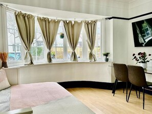 Apartamento urbano, 1 cama de casal e sofá-cama, para não fumantes (Flat A) | Área de estar | Smart TV 28 polegadas com canais digitais, filmes pagos