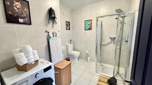 Apartament urbà, 1 llit doble i sofà llit, no fumadors (Flat A) | Bany | Sabó, xampú i paper higiènic