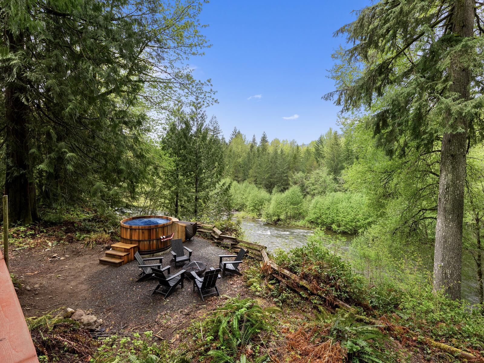 Mid-Century Modern Cabin, Private Sandy River Access, Hot Tub, Fire Pit