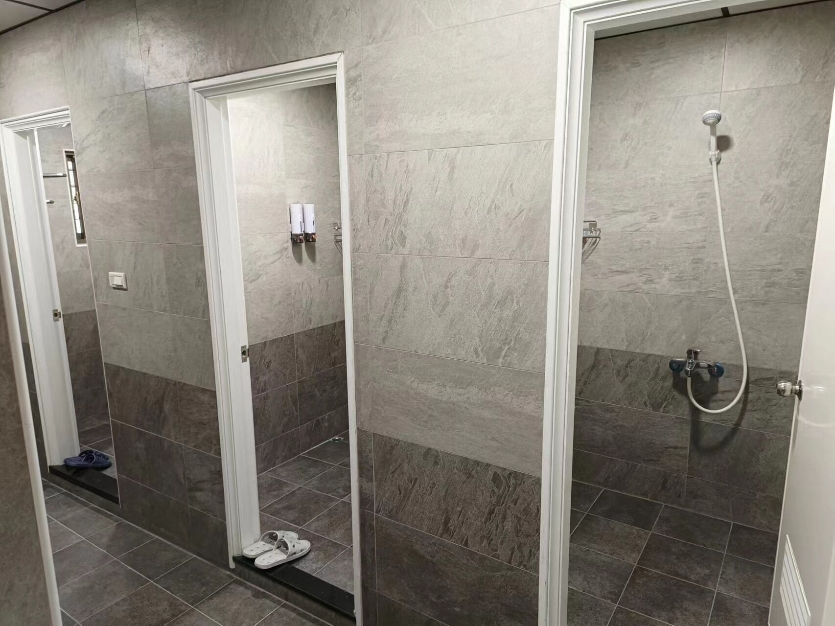 Kahden hengen economy-huone | Kylpyhuone | Suihku, hiustenkuivaaja, vessapaperi