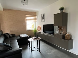 Smart TV, books, stereo
