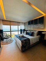 Kamar Double Deluks | Seprai premium, minibar, meja kerja, dan ruang kerja ramah laptop