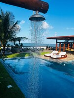 Kolam renang outdoor, dengan kursi berjemur