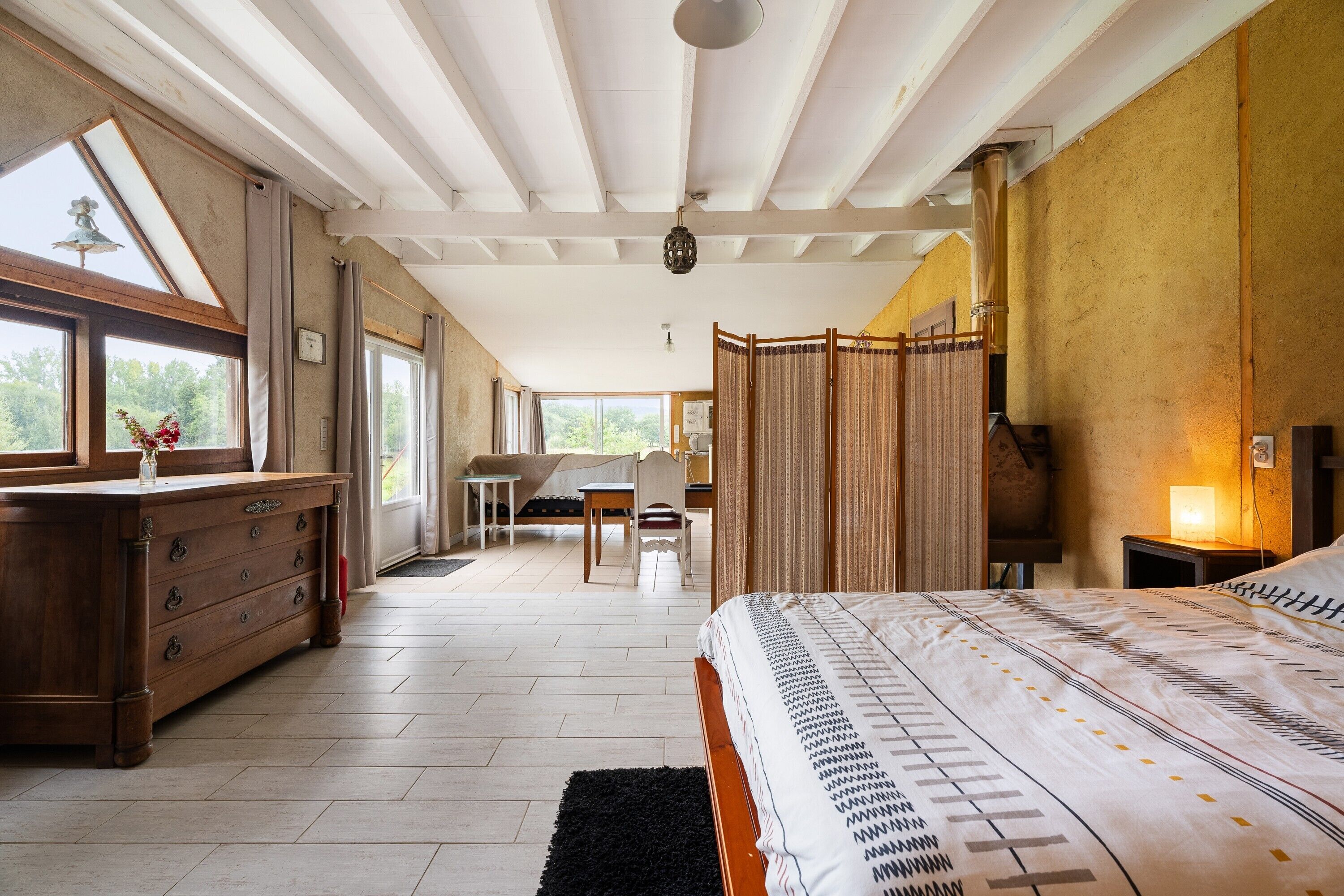 1 sovrum, strykjärn/strykbräda och sängkläder