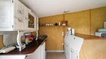 Een koelkast, een magnetron, een oven, een kookplaat