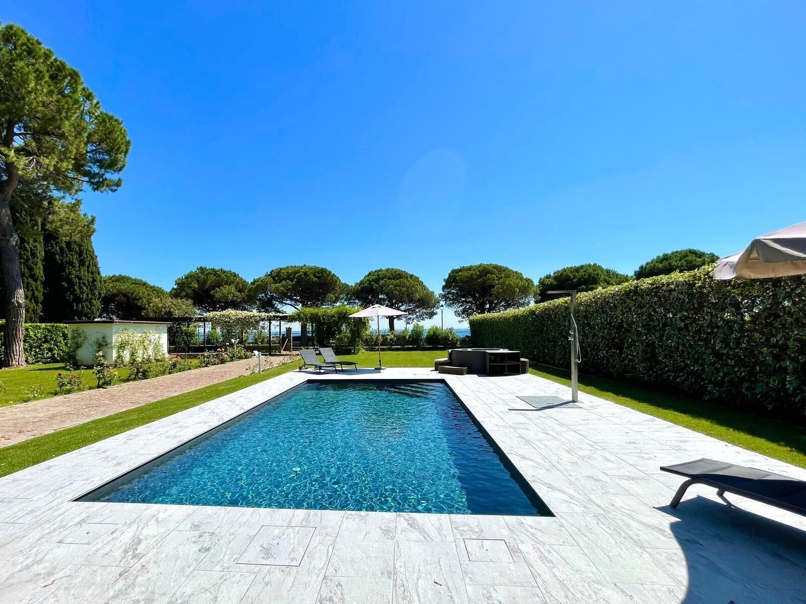 حمّام سباحة خارجي