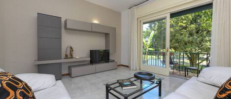 Smart-tv, een open haard en boeken