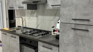 Oven, cookware/dishes/utensils, spices - ROOM SPLENDID-Castellammare di stabia ,Napoli (Castellammare di Stabia)