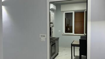 KĂŒhlschrank, Ofen, Kochgeschirr/Geschirr/Besteck, GewĂŒrze