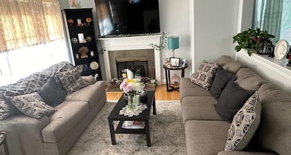 Charming 1-bedroom S in Single Family house Super clean with Wi-Fi