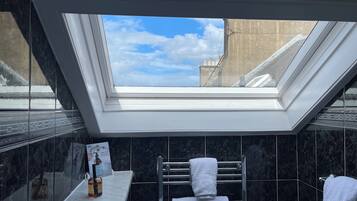 Comfort Double Room, City View | Bathroom | Free toiletries, hair dryer, towels, shampoo