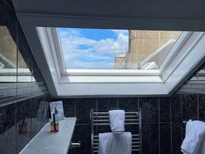 Chambre Double Confort, vue ville | Salle de bain