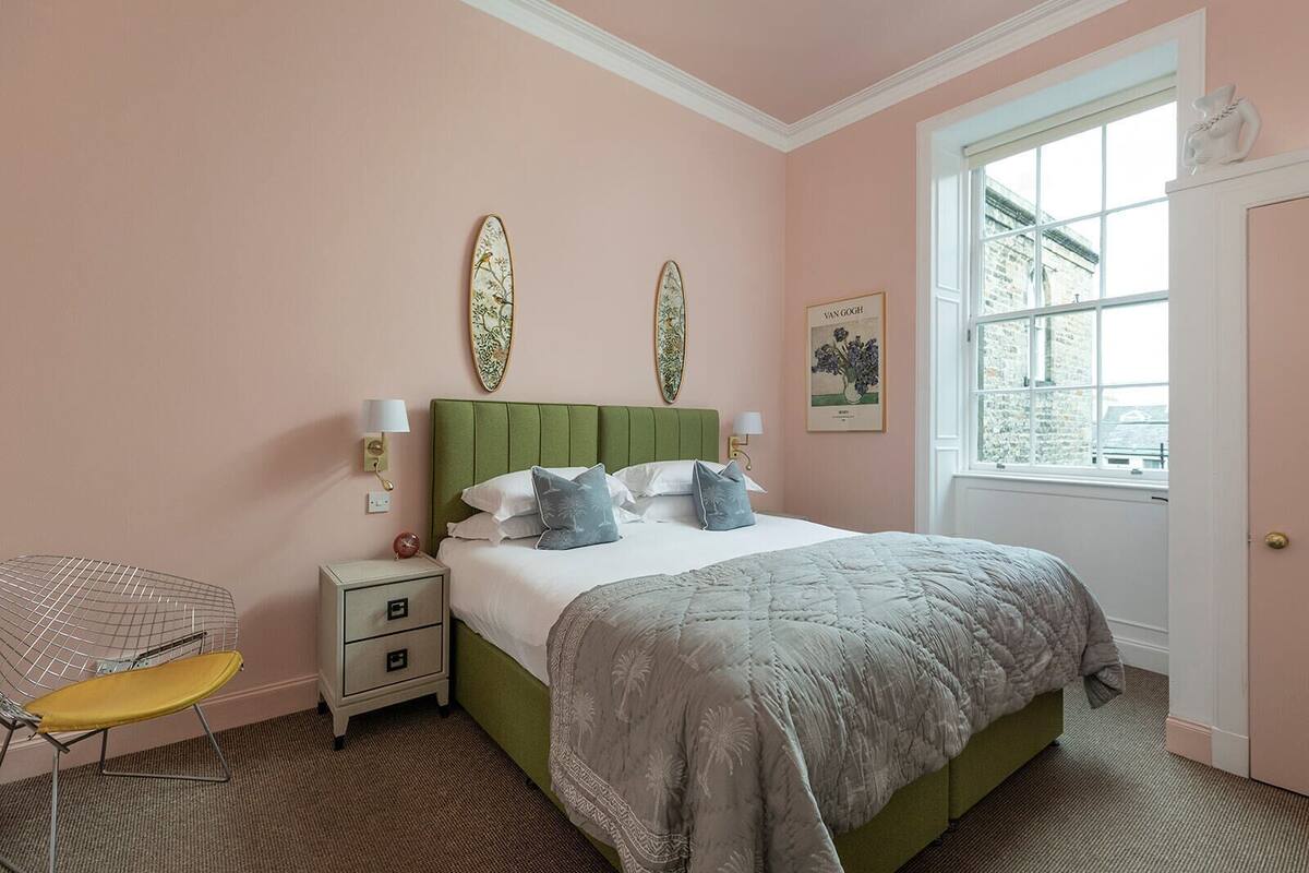 Habitación estándar con 1 cama doble o 2 individuales, vistas al patio | Tabla de planchar con plancha y wifi gratis