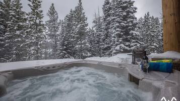 Tina de hidromasaje al aire libre