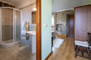 Een douche, een haardroger, handdoeken