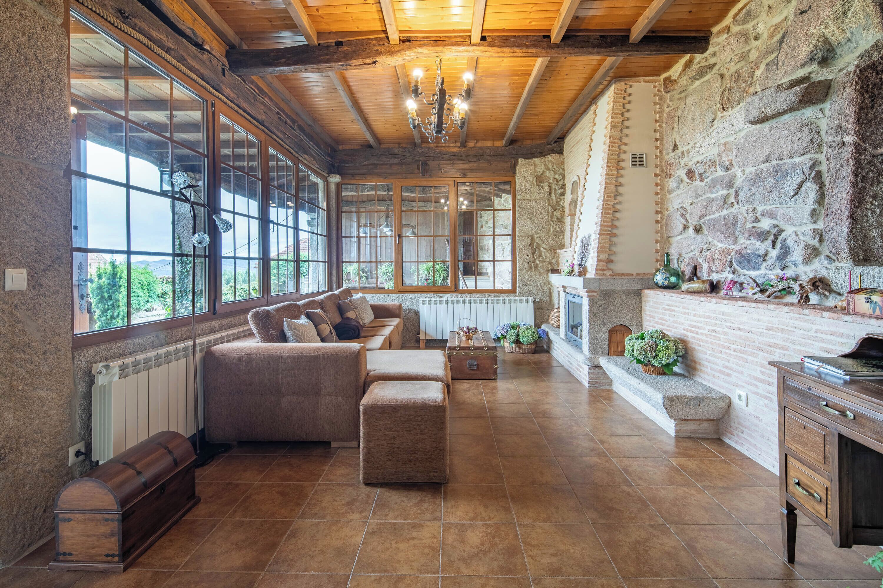 Una televisión, una chimenea