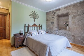 5 bedrooms, free WiFi, bed sheets - Country House 'Casa Rural Magina' with Mountain View, Private Terrace and Wi-Fi (Fornelos de Montes)